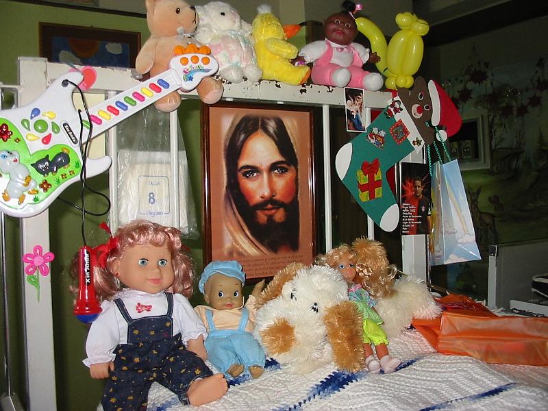 4-25.JPG - This is the end of Kika's hospital bed. Kika received so many dollies, stuffed animals, and toys from visitors, friends and strangers that we had to bring most of it home so that there was some space left in her bed for her--ha!