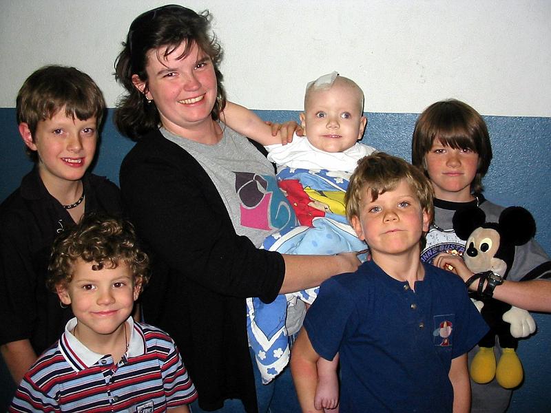 4-31.jpg - Four days before Kika came home her brothers came for a visit. Boy, was she happy--so were her brothers!
