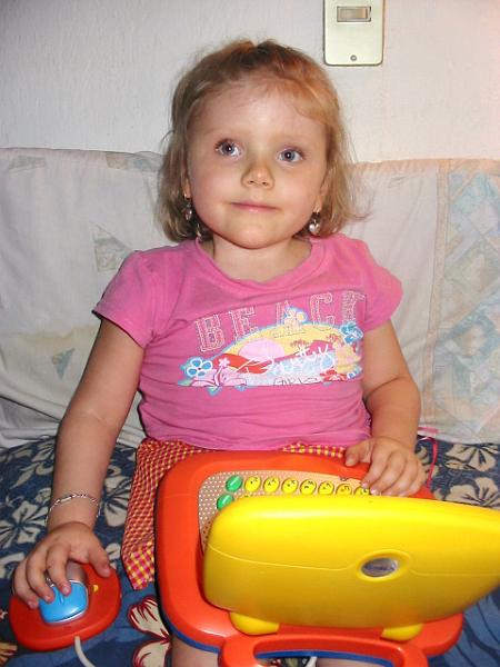 6-06.JPG - Kika with her laptop that her big sister Adria got for her.